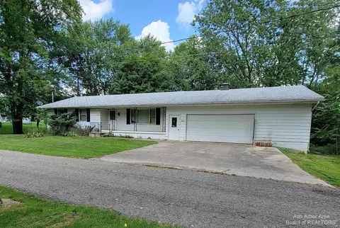 211 Mineral Springs St, Stockbridge, MI 49285
