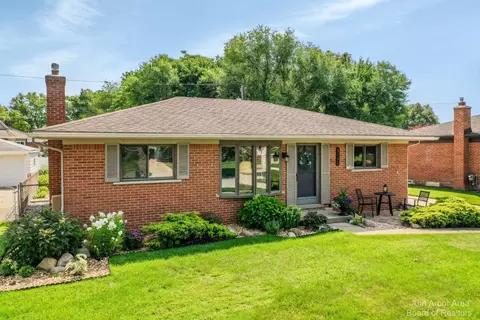 9148 Knolson St, Livonia, MI 48150