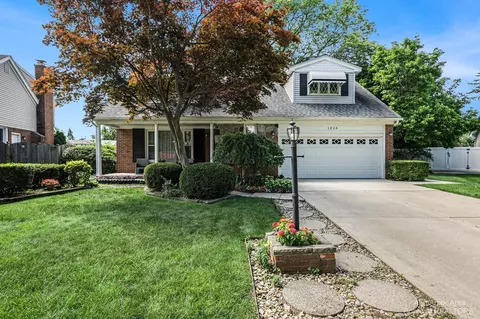 1820 Kenwood St, Trenton, MI 48183