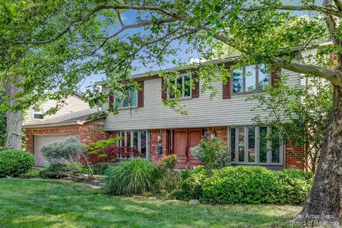 2114 Delaware Dr, Ann Arbor, MI 48103