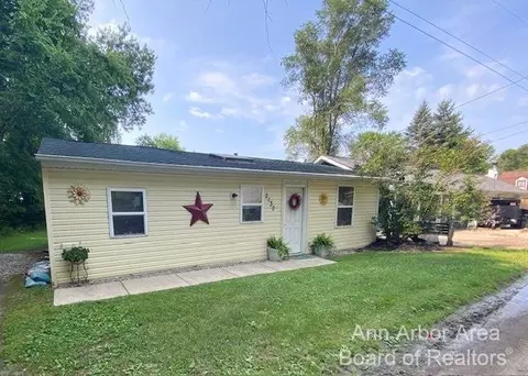 2130 Malvern St, Pinckney, MI 48169