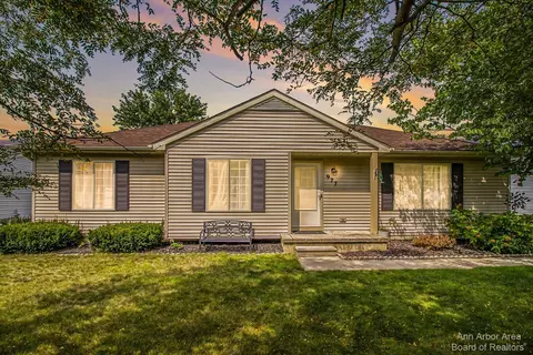 977 Town Trl, Pinckney, MI 48169
