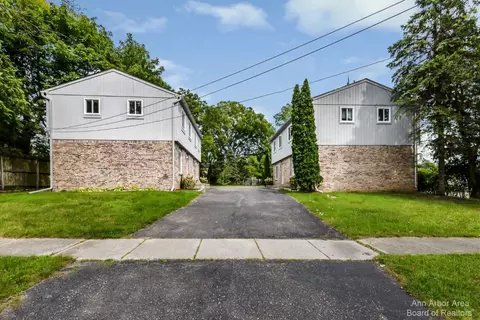 420 Pettibone St, South Lyon, MI 48178