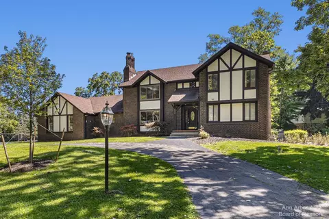 2562 Blueberry Ln, Ann Arbor, MI 48103