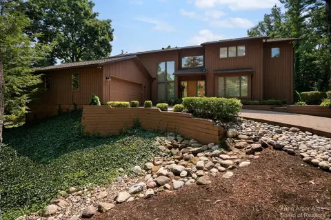 750 Barclay Ct, Ann Arbor, MI 48105
