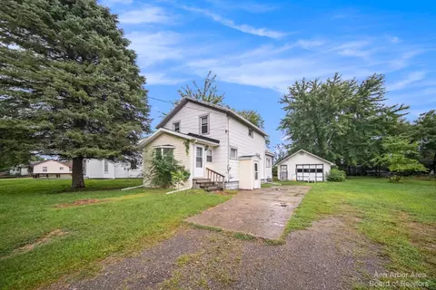 1141 Carson Ave, Jackson, MI 49203