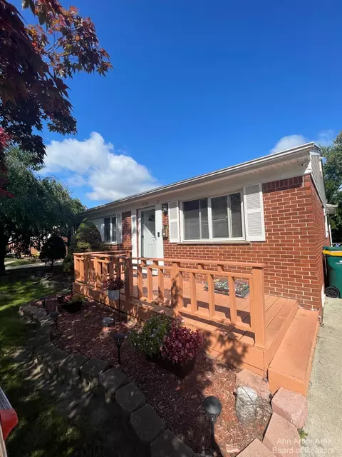 34584 Julie Dr, Romulus, MI 48174