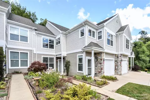 607 Pebblestone Ln, Chelsea, MI 48118