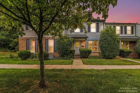 3394 Burbank Dr, Ann Arbor, MI 48105