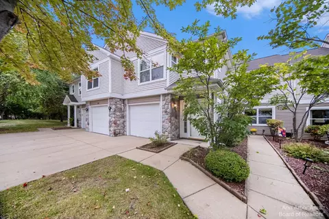 512 Boulderstone Ln, Chelsea, MI 48118