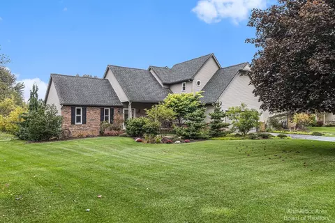 57761 Apple Ln, New Hudson, MI 48165
