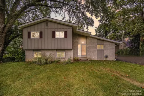 2240 Valley Dr, Ypsilanti, MI 48197