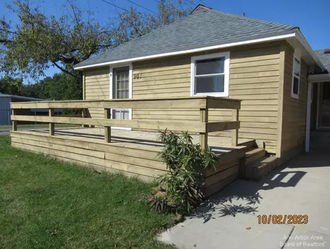 903 E Hamburg St, Pinckney, MI 48169