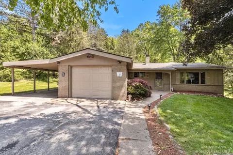 3458 E Pineview Dr, Dexter, MI 48130 photo 2