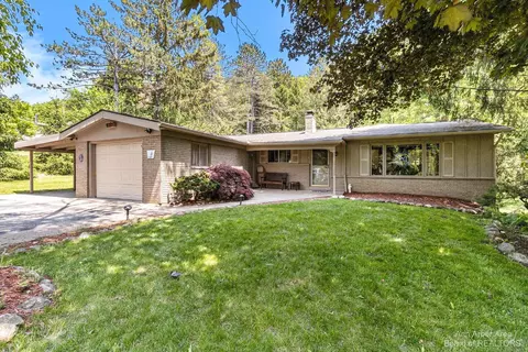 3458 E Pineview Dr, Dexter, MI 48130