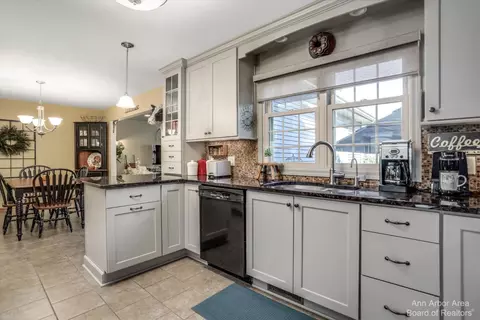 2367 Strieter Rd, Ann Arbor, MI 48103 photo 11