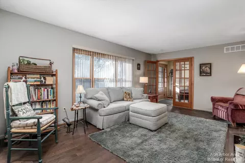 2367 Strieter Rd, Ann Arbor, MI 48103 photo 5