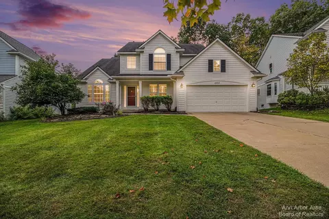 4956 S Ridgeside Cir, Ann Arbor, MI 48105