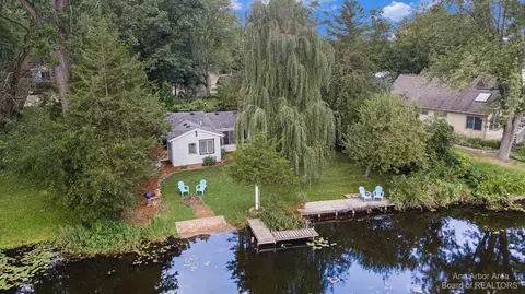 2737 Melvin Rd, Pinckney, MI 48169