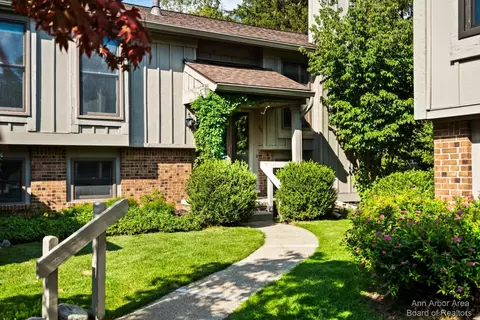 2130 Spruceway Ln, Ann Arbor, MI 48103