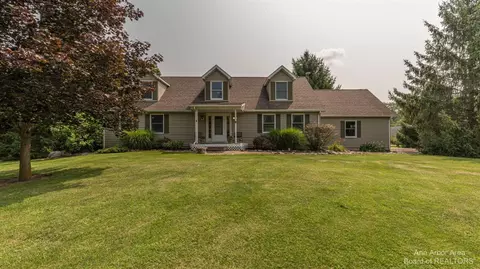 7840 Fox Lane Ln, Whitmore Lake, MI 48189