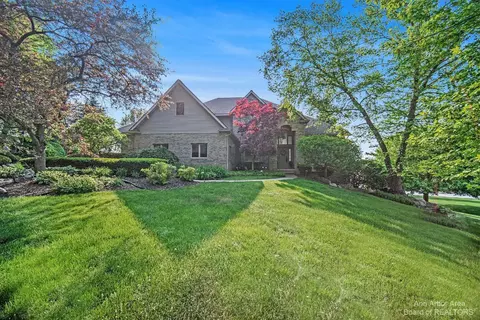 9354 Whispering Pines Dr, Saline, MI 48176