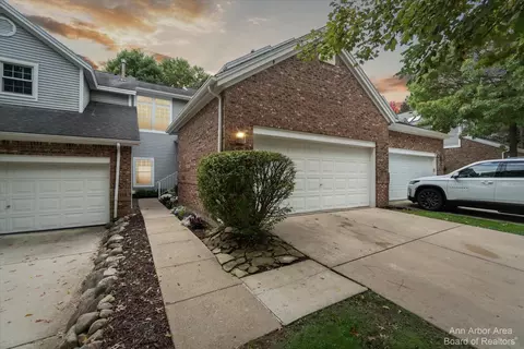 4386 Hillside Dr, Ann Arbor, MI 48105