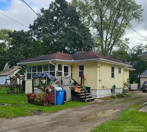 221 Hillside Ave, Jackson, MI 49203