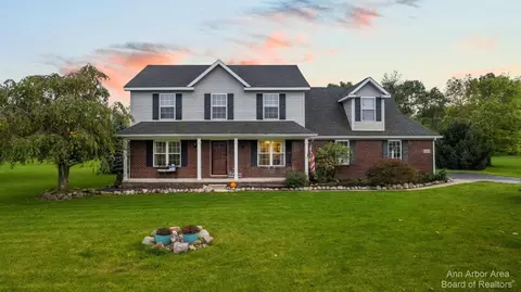 330 Meadowind Ct, Pinckney, MI 48169