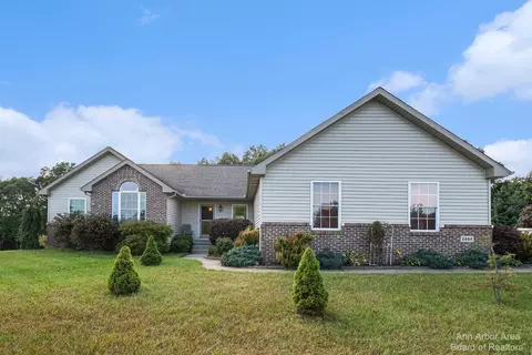 1444 Willow Dr, Jackson, MI 49201