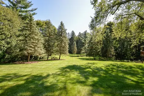 2 Ridgemor Dr, Ann Arbor, MI 48103 photo 3
