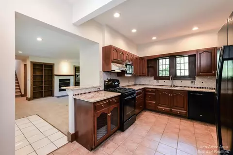 2 Ridgemor Dr, Ann Arbor, MI 48103 photo 14
