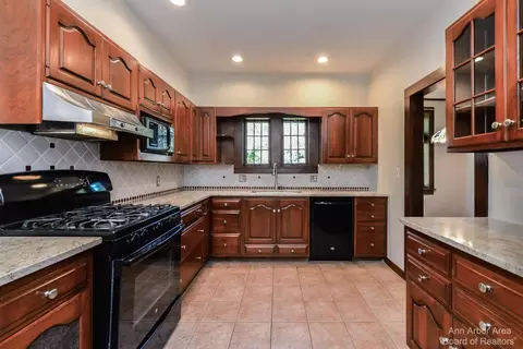 2 Ridgemor Dr, Ann Arbor, MI 48103 photo 13