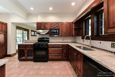 2 Ridgemor Dr, Ann Arbor, MI 48103 photo 12