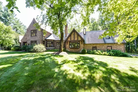 2 Ridgemor Dr, Ann Arbor, MI 48103
