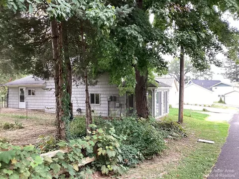 280 Lookout St, Manitou Beach, MI 49253