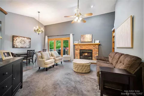 6624 Robison Ln, Saline, MI 48176 photo 3