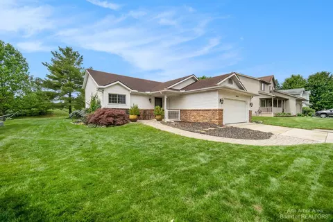 6624 Robison Ln, Saline, MI 48176