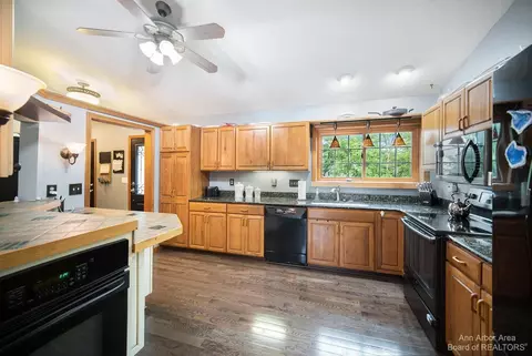 6624 Robison Ln, Saline, MI 48176 photo 9