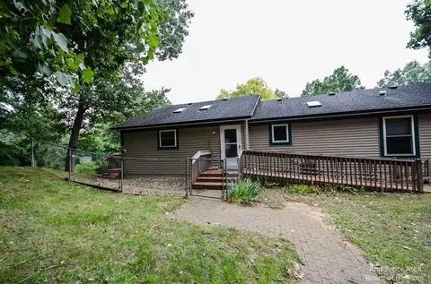 547 Oakdale Dr, Chelsea, MI 48118