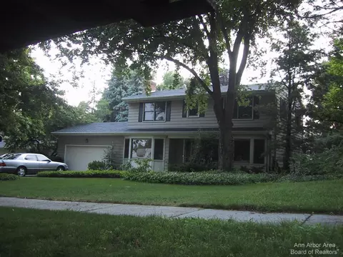 2901 Bonita Cir, East Lansing, MI 48823