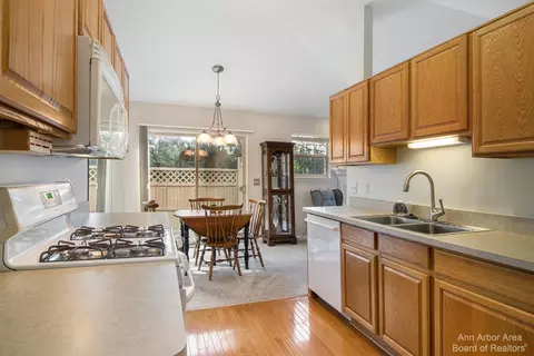 218 Commons Ct, Saline, MI 48176 photo 9