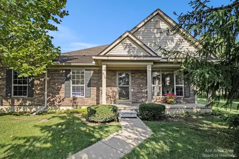 218 Commons Ct, Saline, MI 48176