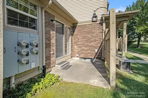 218 Commons Ct, Saline, MI 48176 photo 25