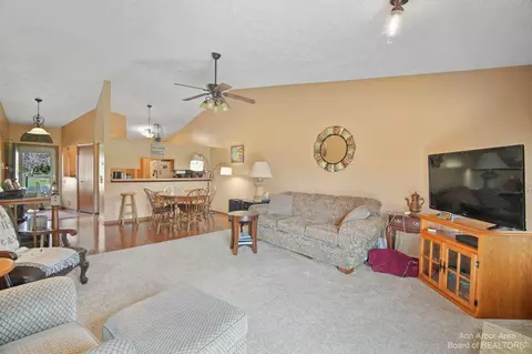 2003 Augusta Dr, Jackson, MI 49201 photo 5