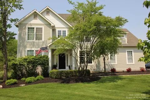 5519 Crane Creek Ct, Hamburg, MI 48189