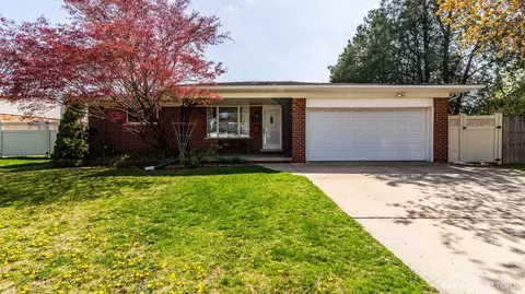 30338 Birch Tree Dr, Warren, MI 48093