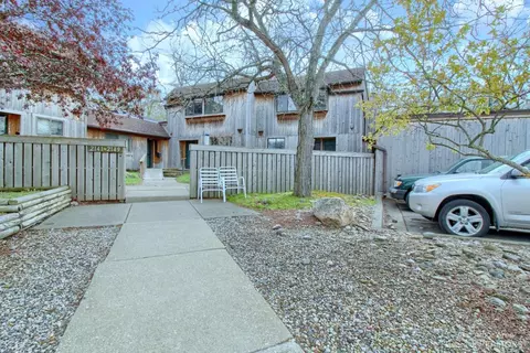 2149 Pauline Ct, Ann Arbor, MI 48103