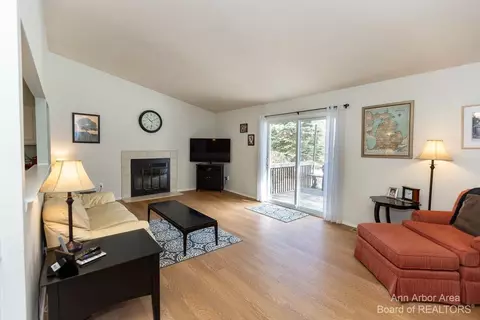 689 Glenwyth, Brighton, MI 48116 photo 3