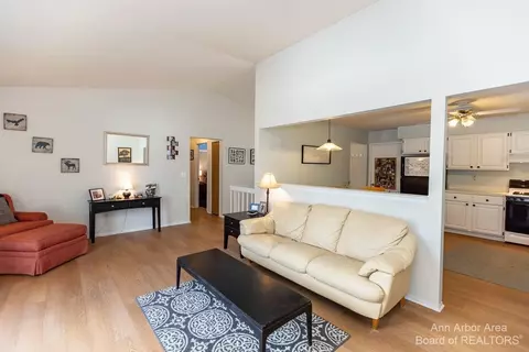 689 Glenwyth, Brighton, MI 48116 photo 5